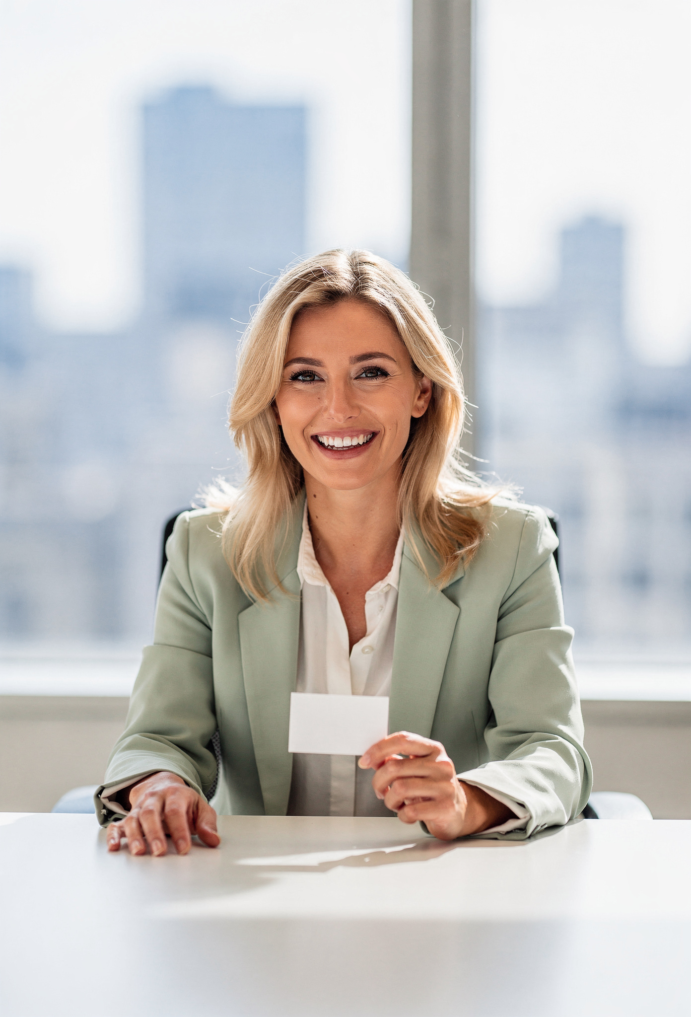 Selin Öztürk, Kartella Müşteri İlişkileri Müdürü — ofis ortamında